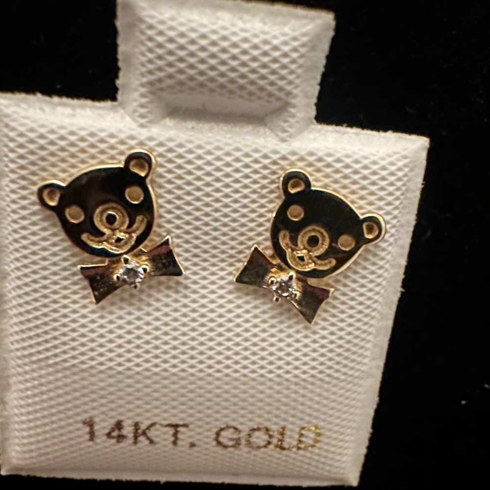 “Adorable brand new 14K gold bear-shaped earrings 🐻✨”